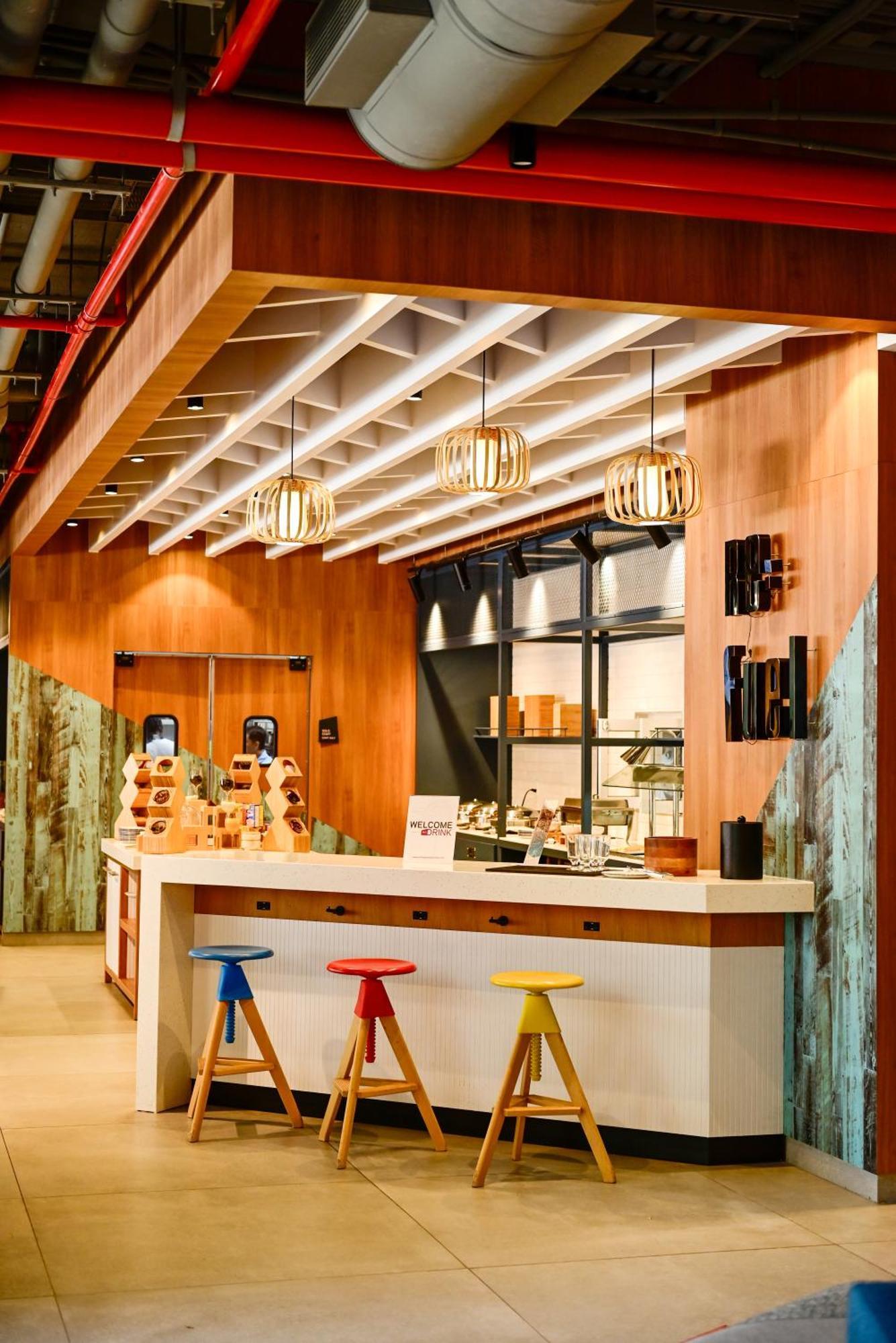 Отель Aloft Плая-дель-Кармен Экстерьер фото The interior of a typical Starbucks Reserve store