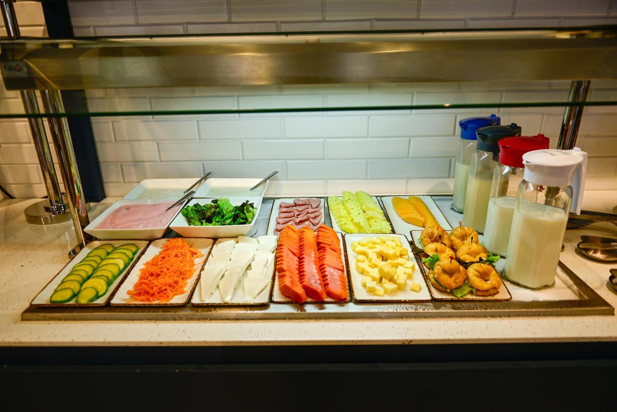 Отель Aloft Плая-дель-Кармен Экстерьер фото A salad bar