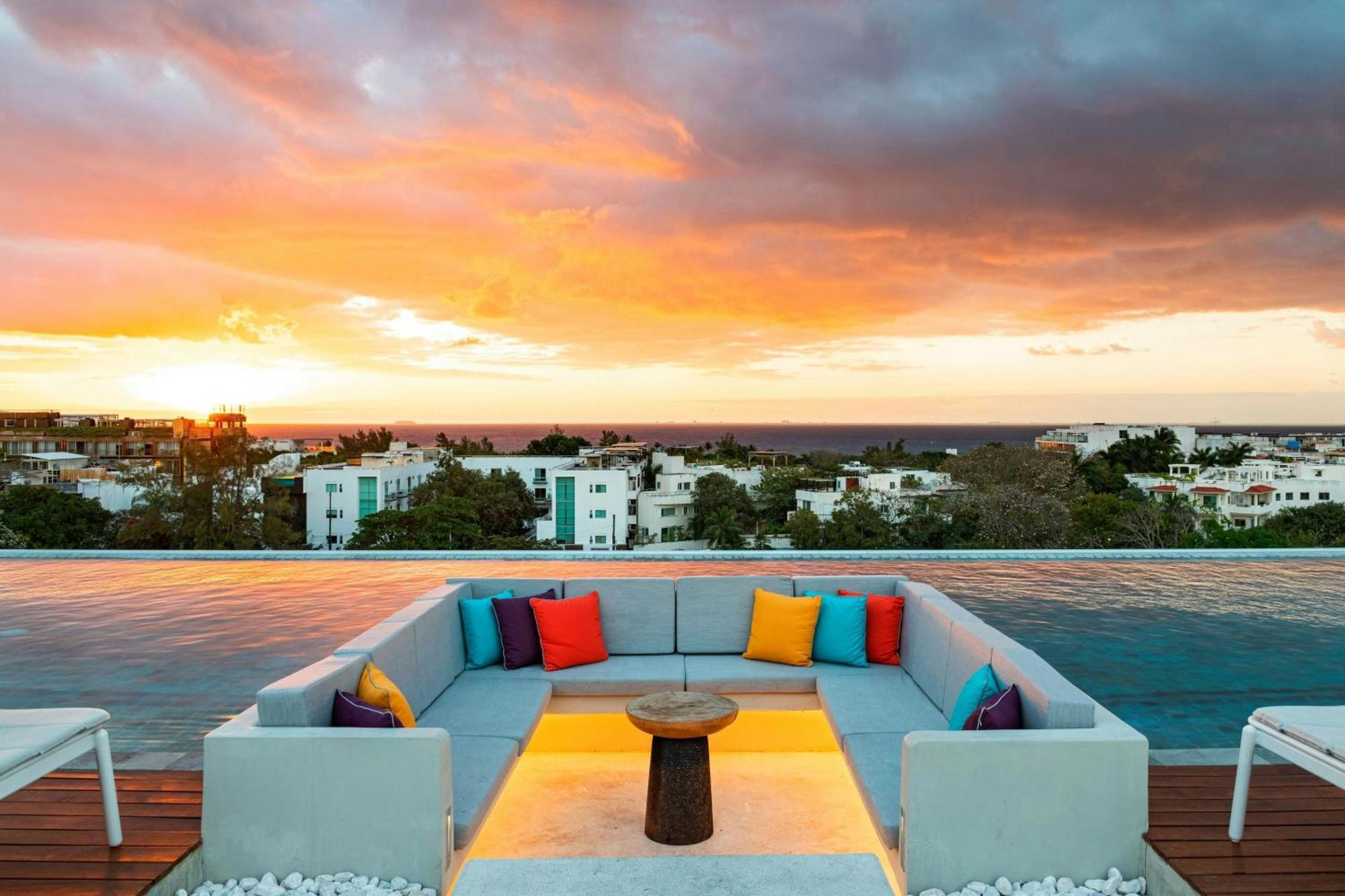 Отель Aloft Плая-дель-Кармен Экстерьер фото Sunset at the rooftop pool