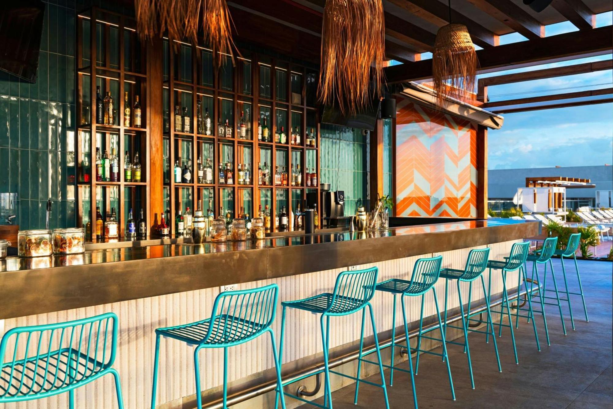 Отель Aloft Плая-дель-Кармен Экстерьер фото The bar at the rooftop pool