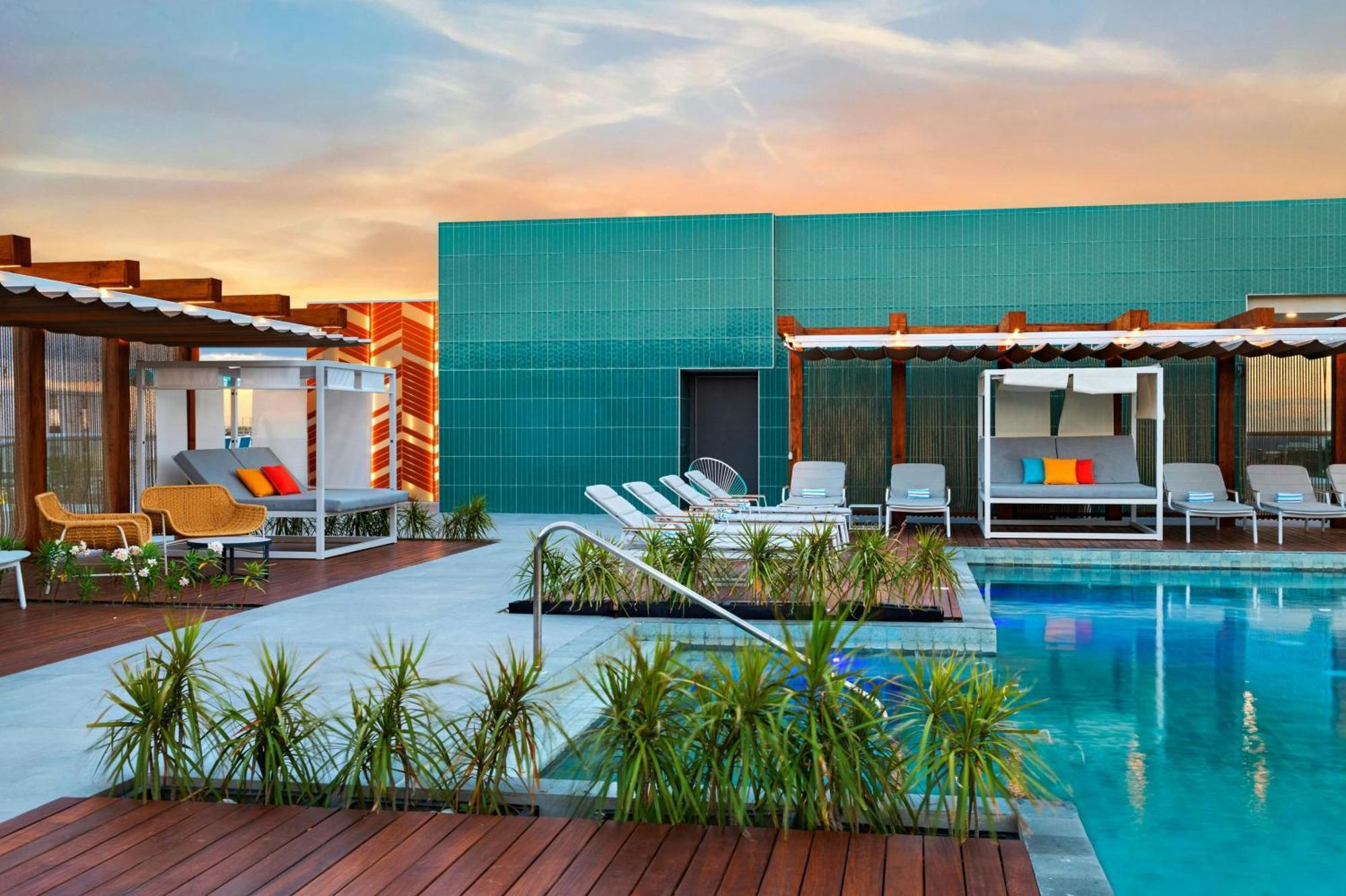 Отель Aloft Плая-дель-Кармен Экстерьер фото The rooftop pool at the hotel