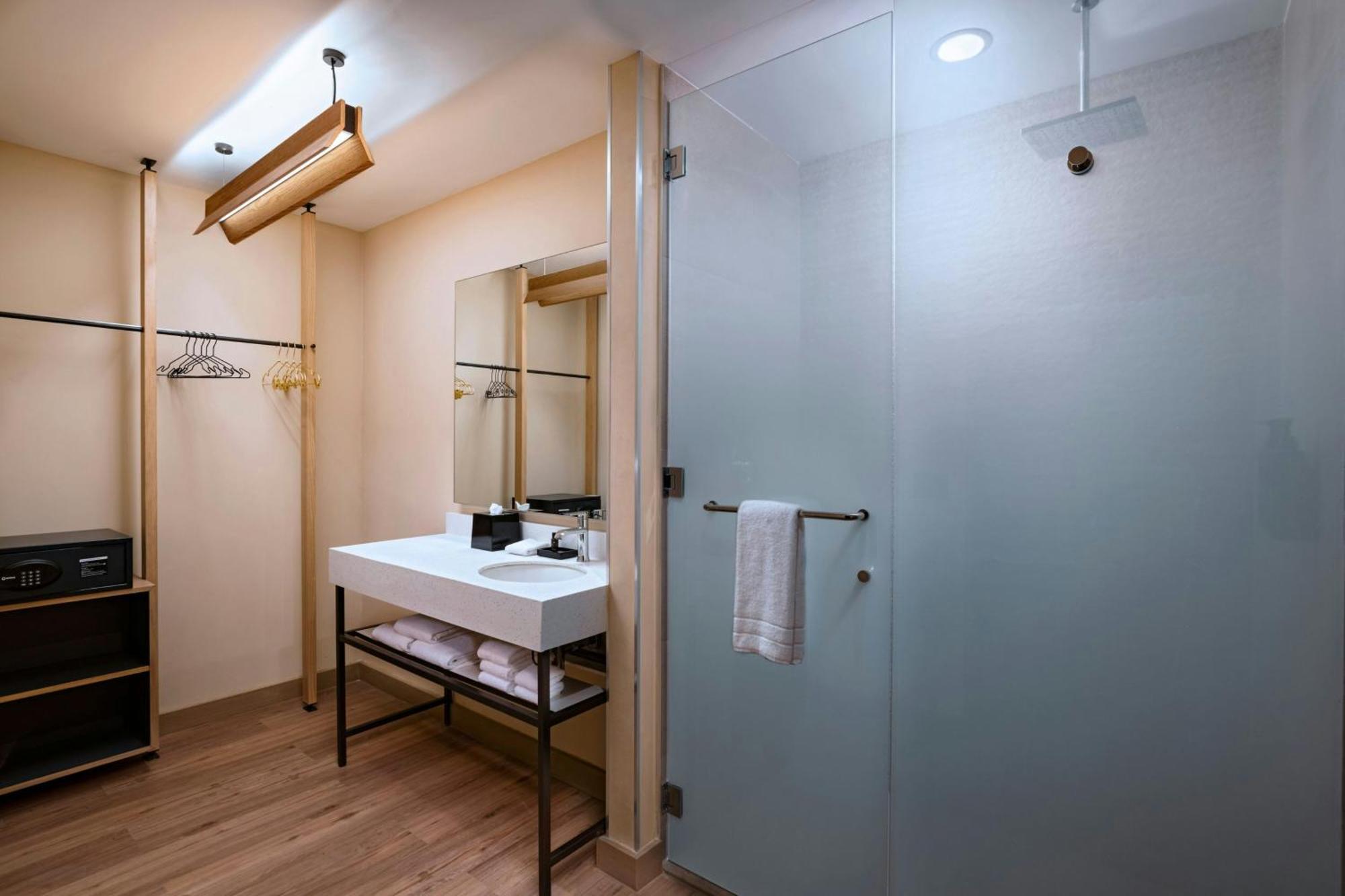 Отель Aloft Плая-дель-Кармен Экстерьер фото Bathroom