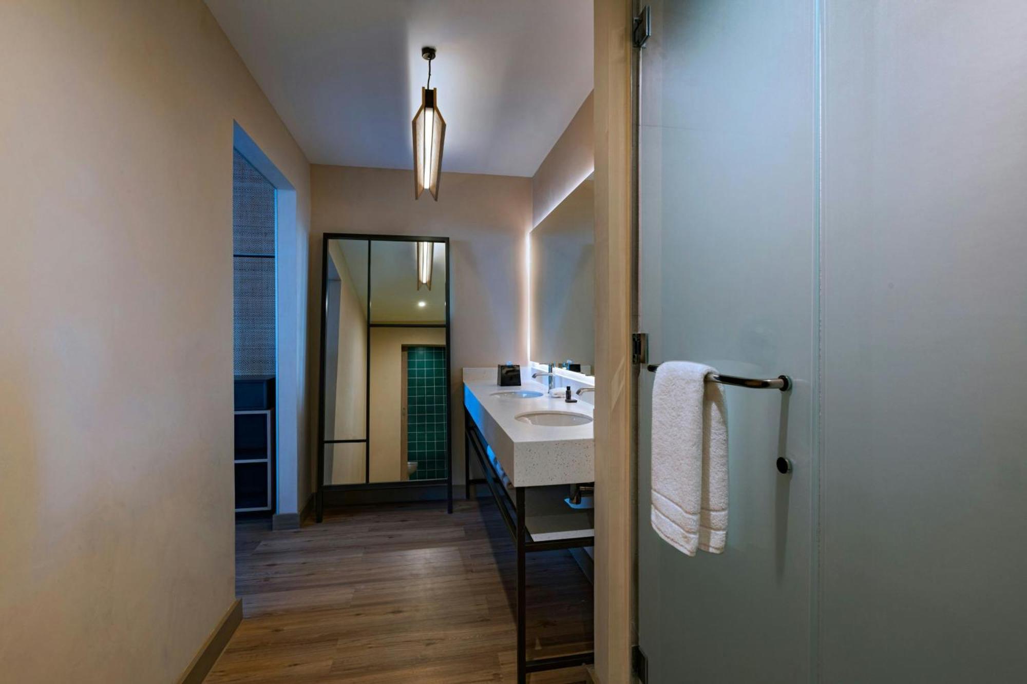 Отель Aloft Плая-дель-Кармен Экстерьер фото Bathroom