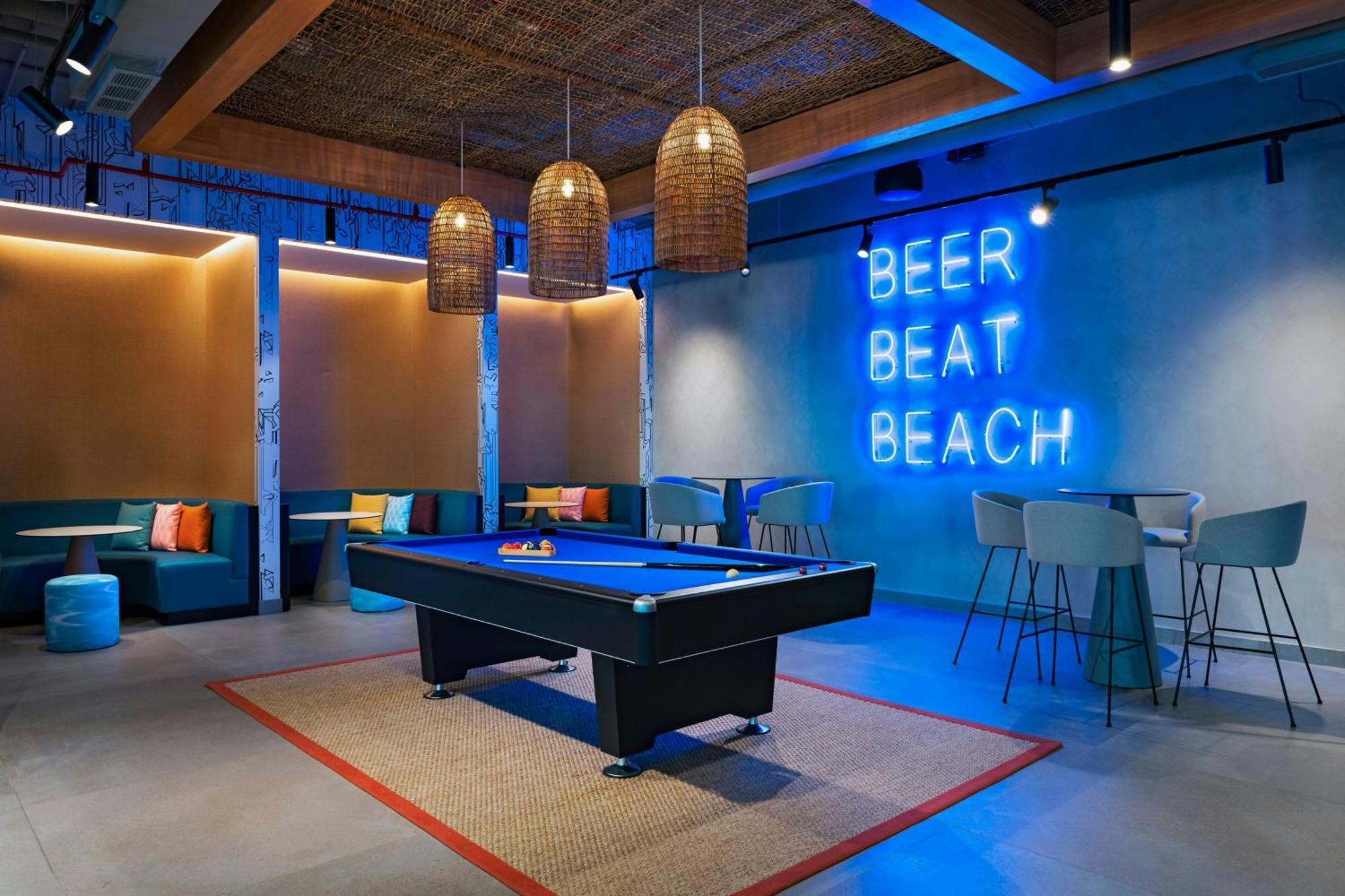 Отель Aloft Плая-дель-Кармен Экстерьер фото The pool table at the 2018 edition of the lounge