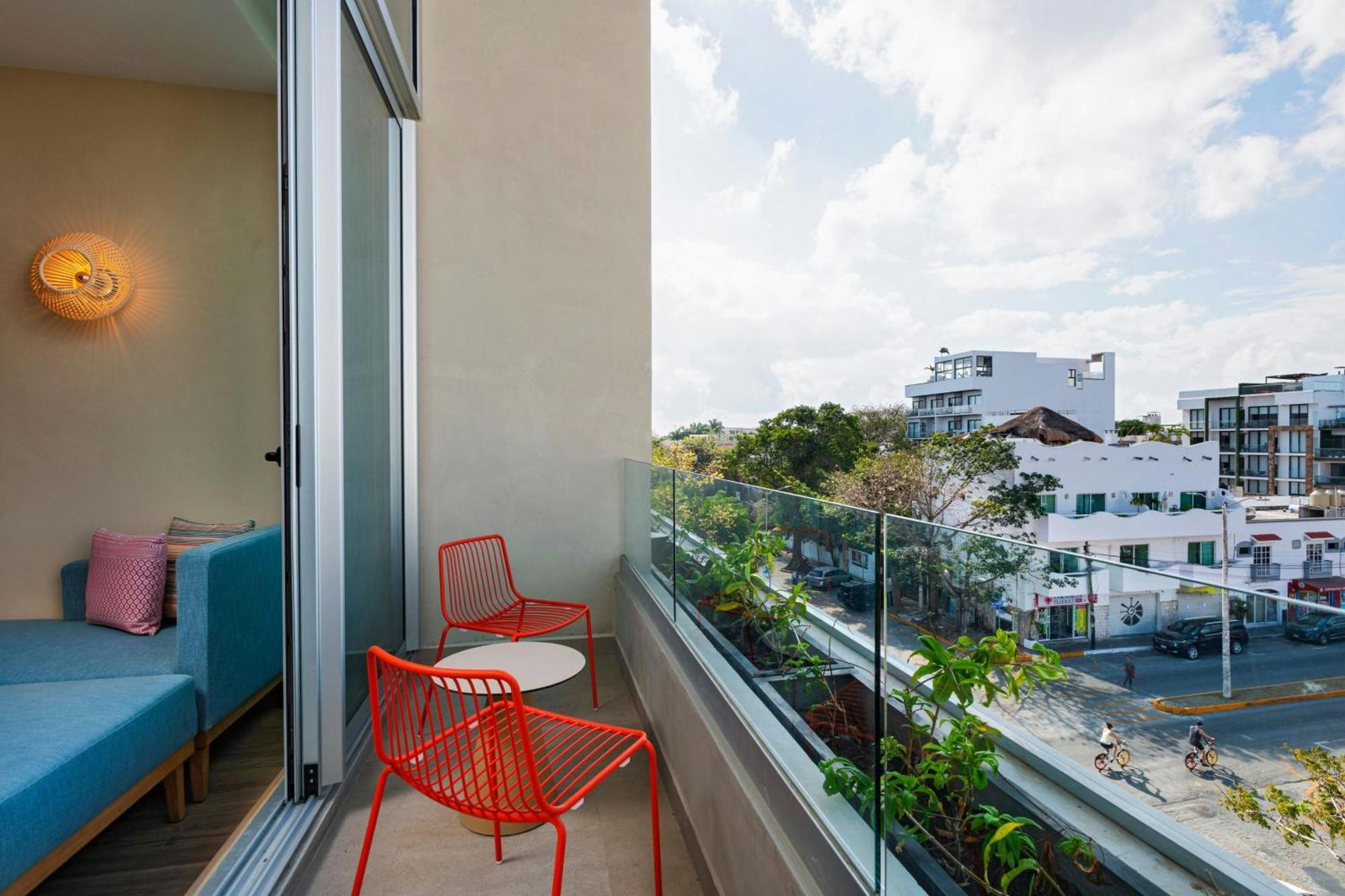 Отель Aloft Плая-дель-Кармен Экстерьер фото Balcony of a hotel room